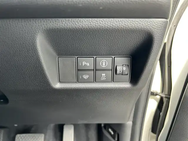 ホンダ フィット e:HEVリュクス 東京都 2020(令2)年 0.6万km プラチナホワイトパール ワンオーナー/純正9インチナビ（VXU-205FTi）/・フルセグTV/Bluetoothオーディオ/DVD/ワイヤレス充電器/バックカメラ/Honda SENSING/・衝突軽減ブレーキ〈CMBS〉/・誤発進抑制機能/・後方誤発進抑制機能/・近距離衝突軽減ブレーキ/・路外逸脱抑制機能/・渋滞追従機能付アダプティブ・クルーズ・コントロール/・車線維持支援システム/・オートハイビーム/合皮ハーフレザーシート/LEDヘッドライト/コンフォートビューパッケージ/ステアリングヒーター/純正16インチアルミホイール/保証書/取扱説明書/スペアキー