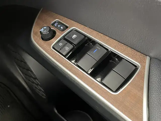 トヨタ プリウス SセーフティプラスⅡ 千葉県 2021(令3)年 10.3万km プラチナホワイトパールマイカ トヨタセーフティセンス/・プリクラッシュセーフティ/・レーントレーシングアシスト/・クリアランスソナー/・ブラインドスポットモニター/・ロードサインアシスト/・先行車発進通知/・オートハイビーム/純正9インチSDナビ/CD DVD BT MSV フルセグ/全方位カメラ/レーダークルーズコントロール/LEDオートライト/純正15インチアルミホイール/革巻きステアリング/プッシュスタート/スマートキー/ビルトインETC2.0