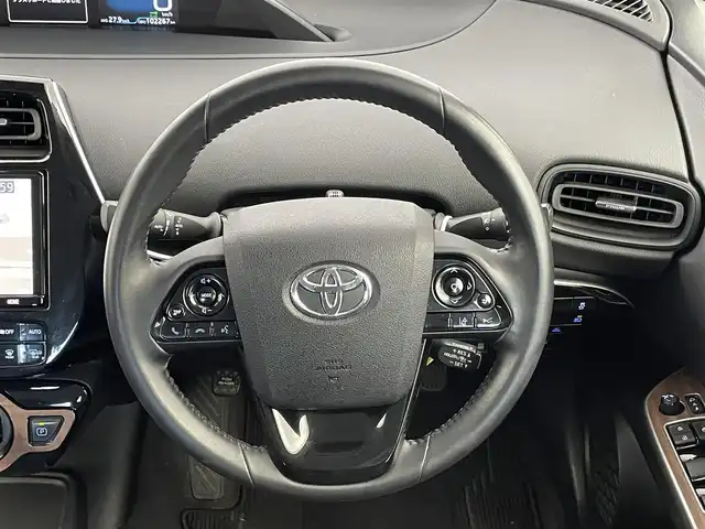 トヨタ プリウス SセーフティプラスⅡ 千葉県 2021(令3)年 10.3万km プラチナホワイトパールマイカ トヨタセーフティセンス/・プリクラッシュセーフティ/・レーントレーシングアシスト/・クリアランスソナー/・ブラインドスポットモニター/・ロードサインアシスト/・先行車発進通知/・オートハイビーム/純正9インチSDナビ/CD DVD BT MSV フルセグ/全方位カメラ/レーダークルーズコントロール/LEDオートライト/純正15インチアルミホイール/革巻きステアリング/プッシュスタート/スマートキー/ビルトインETC2.0
