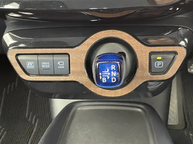 トヨタ プリウス SセーフティプラスⅡ 千葉県 2021(令3)年 10.3万km プラチナホワイトパールマイカ トヨタセーフティセンス/・プリクラッシュセーフティ/・レーントレーシングアシスト/・クリアランスソナー/・ブラインドスポットモニター/・ロードサインアシスト/・先行車発進通知/・オートハイビーム/純正9インチSDナビ/CD DVD BT MSV フルセグ/全方位カメラ/レーダークルーズコントロール/LEDオートライト/純正15インチアルミホイール/革巻きステアリング/プッシュスタート/スマートキー/ビルトインETC2.0