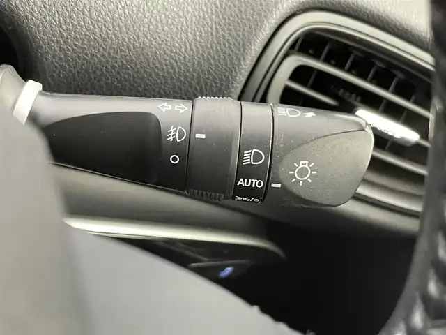 トヨタ プリウス SセーフティプラスⅡ 千葉県 2021(令3)年 10.3万km プラチナホワイトパールマイカ トヨタセーフティセンス/・プリクラッシュセーフティ/・レーントレーシングアシスト/・クリアランスソナー/・ブラインドスポットモニター/・ロードサインアシスト/・先行車発進通知/・オートハイビーム/純正9インチSDナビ/CD DVD BT MSV フルセグ/全方位カメラ/レーダークルーズコントロール/LEDオートライト/純正15インチアルミホイール/革巻きステアリング/プッシュスタート/スマートキー/ビルトインETC2.0
