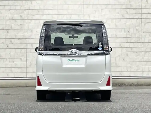 トヨタ ヴォクシー ZS 煌 福岡県 2015(平27)年 4.5万km ホワイトパールクリスタルシャイン 純正7型SDナビ(フルセグTV/CD/DVD/BT)バックカメラ両側電動パワスラETC純正フロアマット純正LED純正アルミホイールプッシュスタートスマートキースペアキー