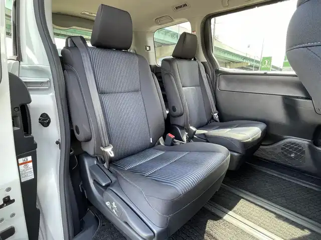 トヨタ ヴォクシー ZS 煌 福岡県 2015(平27)年 4.5万km ホワイトパールクリスタルシャイン 純正7型SDナビ(フルセグTV/CD/DVD/BT)バックカメラ両側電動パワスラETC純正フロアマット純正LED純正アルミホイールプッシュスタートスマートキースペアキー