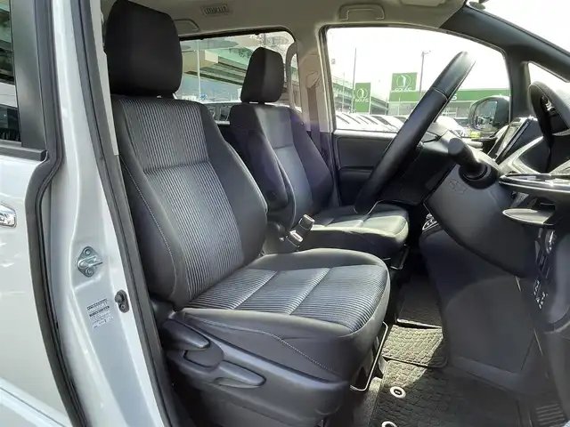 トヨタ ヴォクシー ZS 煌 福岡県 2015(平27)年 4.5万km ホワイトパールクリスタルシャイン 純正7型SDナビ(フルセグTV/CD/DVD/BT)バックカメラ両側電動パワスラETC純正フロアマット純正LED純正アルミホイールプッシュスタートスマートキースペアキー