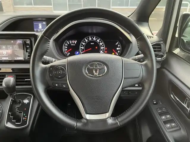トヨタ ヴォクシー ZS 煌 福岡県 2015(平27)年 4.5万km ホワイトパールクリスタルシャイン 純正7型SDナビ(フルセグTV/CD/DVD/BT)バックカメラ両側電動パワスラETC純正フロアマット純正LED純正アルミホイールプッシュスタートスマートキースペアキー