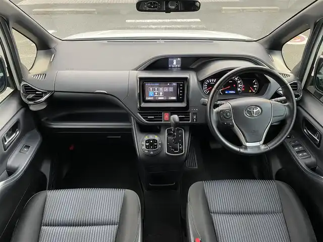 トヨタ ヴォクシー ZS 煌 福岡県 2015(平27)年 4.5万km ホワイトパールクリスタルシャイン 純正7型SDナビ(フルセグTV/CD/DVD/BT)バックカメラ両側電動パワスラETC純正フロアマット純正LED純正アルミホイールプッシュスタートスマートキースペアキー