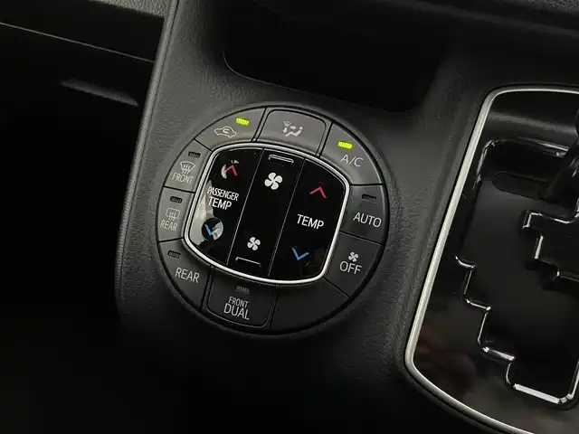トヨタ ヴォクシー ZS 煌 福岡県 2015(平27)年 4.5万km ホワイトパールクリスタルシャイン 純正7型SDナビ(フルセグTV/CD/DVD/BT)バックカメラ両側電動パワスラETC純正フロアマット純正LED純正アルミホイールプッシュスタートスマートキースペアキー