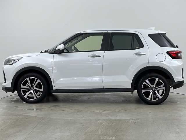 ダイハツ ロッキー プレミアム G 道央・札幌 2024(令6)年 0.7万km シャイニングホワイトパール ・4WD/・寒冷地仕様/・ALPINEナビ/&CD&DVD&SD&BT&USB&HDMI&フルセグ/・パノラミックビューモニター/・バック/フロント/サイドカメラ/・レーダークルーズコントロール/・レーンキープアシスト/・ブラインドスポットモニター/・前席シートヒーター/・ハーフレザーシート/・純正前方ドライブレコーダー/・ビルトインETC2.0/・ステアリングスイッチ/・アイドリングストップ/・横滑り防止装置/・純正フロアマット/・ドアミラーヒーター/・電動格納ミラー/・プッシュスタート/・LEDヘッドライト/・オートライト/・スマートキー