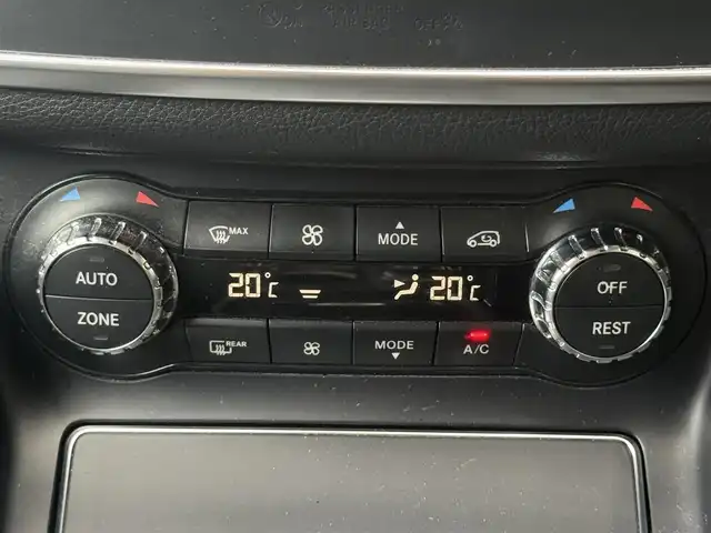 メルセデス・ベンツ ＣＬＡ２２０ 4MATIC 愛知県 2018(平30)年 7.4万km ジュピターレッド /正規ディーラー車//禁煙車//プレミアムパッケージ//パノラミックスライディングルーフ//harmankardon//メーカーナビ//フルセグ/USB/Bluetooth//SD/CD/DVD/MSV//ステアリング連動リアビューカメラ//ETC//360°ドライブレコーダー//黒革シート//メモリー式パワーシート/ランバーサポート//シートヒーター//レーダーセーフティパッケージ//ディスタンスアシスト//ブラインドスポットアシスト//アクティブレーンキーピング//アクティブブレーキアシスト//パークトロニック//アテンションアシスト//ESP//パドルシフト//スピードリミッター//ダイナミックセレクト//Comfort/Sport/Eco/individual//純正18インチアルミホイール//革巻きステアリング//ステアリングリモコン//チルト＆テレスコピックステアリング//LEDオートヘッドライト//リアフォグランプ//デイタイムライト//アンビエントライト//ウェルカムライト//ロケイターライティングライトシステム//プッシュスタート/スペアスマートキー//オートリトラクタブルウィンカーミラー//純正フロアマット//保証書//取扱説明書//D点検整備記録簿R2.3.4.5