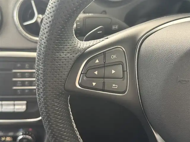 メルセデス・ベンツ ＣＬＡ２２０ 4MATIC 愛知県 2018(平30)年 7.4万km ジュピターレッド /正規ディーラー車//禁煙車//プレミアムパッケージ//パノラミックスライディングルーフ//harmankardon//メーカーナビ//フルセグ/USB/Bluetooth//SD/CD/DVD/MSV//ステアリング連動リアビューカメラ//ETC//360°ドライブレコーダー//黒革シート//メモリー式パワーシート/ランバーサポート//シートヒーター//レーダーセーフティパッケージ//ディスタンスアシスト//ブラインドスポットアシスト//アクティブレーンキーピング//アクティブブレーキアシスト//パークトロニック//アテンションアシスト//ESP//パドルシフト//スピードリミッター//ダイナミックセレクト//Comfort/Sport/Eco/individual//純正18インチアルミホイール//革巻きステアリング//ステアリングリモコン//チルト＆テレスコピックステアリング//LEDオートヘッドライト//リアフォグランプ//デイタイムライト//アンビエントライト//ウェルカムライト//ロケイターライティングライトシステム//プッシュスタート/スペアスマートキー//オートリトラクタブルウィンカーミラー//純正フロアマット//保証書//取扱説明書//D点検整備記録簿R2.3.4.5