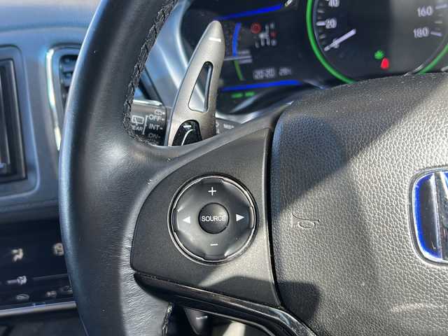 ホンダ ヴェゼル ハイブリッド X 静岡県 2014(平26)年 9.4万km ホワイトオーキッドパール 社外SDナビ/・DVD/・CD/・ワンセグTV/・USB/・iPod/・AM/・FM/・VTR/プリクラッシュ/・バックカメラ/・パドルシフト/・クルーズコントロール/・ステアリングリモコン/・横滑り防止/・純正アルミホイール/・純正フロアマット/・シートカバー/・オートライト/・LEDヘッドライト/・フォグランプ/・ドアバイザー/・プッシュスタート/・スマートキー/・ETC