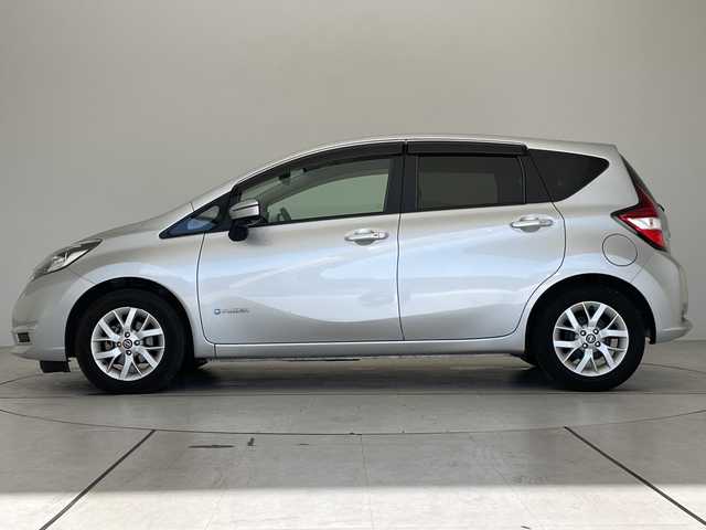 日産 ノート e－パワー X Vセレクション 愛知県 2020(令2)年 3万km ブリリアントシルバー エマージェンシーブレーキ/純正ナビ/全方位カメラ/バックカメラ/コーナーセンサー/純正アルミホイール/LEDヘッドライト/インテリジェントミラー/レーンキープアシスト/ドライブレコーダー/ETC/ステアリングスイッチ/スマートキー/プッシュスタート