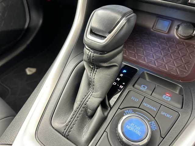 トヨタ ＲＡＶ４ G Zパッケージ 佐賀県 2021(令3)年 4.8万km ホワイトパールクリスタルシャイン 純正９型ナビ/（フルセグTV/CD/DVD/Bluetooth）/４WD/衝突被害軽減システム/バックカメラ/コーナーセンサー/レーンキープアシスト/レーダークルーズコントロール/デジタルインナーミラー/前後ドライブレコーダー/パワーシート/シートヒーター/ハンドルヒーター/純正１９インチアルミホイール/ＬＥＤヘッドライト/オートライト/オートマチックハイビーム/ルーフレール/ドアバイザー/ビルトインETC/MT付AT/スマートキー/ダウンヒルアシストコントロール/横滑り防止装置/盗難防止装置