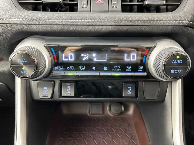 トヨタ ＲＡＶ４ G Zパッケージ 佐賀県 2021(令3)年 4.8万km ホワイトパールクリスタルシャイン 純正９型ナビ/（フルセグTV/CD/DVD/Bluetooth）/４WD/衝突被害軽減システム/バックカメラ/コーナーセンサー/レーンキープアシスト/レーダークルーズコントロール/デジタルインナーミラー/前後ドライブレコーダー/パワーシート/シートヒーター/ハンドルヒーター/純正１９インチアルミホイール/ＬＥＤヘッドライト/オートライト/オートマチックハイビーム/ルーフレール/ドアバイザー/ビルトインETC/MT付AT/スマートキー/ダウンヒルアシストコントロール/横滑り防止装置/盗難防止装置