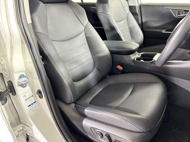 トヨタ ＲＡＶ４ G Zパッケージ 佐賀県 2021(令3)年 4.8万km ホワイトパールクリスタルシャイン 純正９型ナビ/（フルセグTV/CD/DVD/Bluetooth）/４WD/衝突被害軽減システム/バックカメラ/コーナーセンサー/レーンキープアシスト/レーダークルーズコントロール/デジタルインナーミラー/前後ドライブレコーダー/パワーシート/シートヒーター/ハンドルヒーター/純正１９インチアルミホイール/ＬＥＤヘッドライト/オートライト/オートマチックハイビーム/ルーフレール/ドアバイザー/ビルトインETC/MT付AT/スマートキー/ダウンヒルアシストコントロール/横滑り防止装置/盗難防止装置