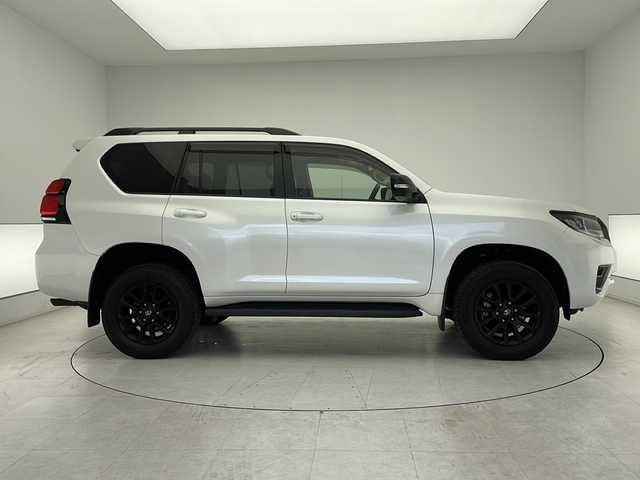 トヨタ ランドクルーザー プラド TX Lパッケージ マットブラED 千葉県 2022(令4)年 1.8万km ホワイトパールクリスタルシャイン トヨタセーフティセンス/クリアランスソナー/プリクラッシュセーフティ/先行車発進通知/オートマチックハイビーム/レーンディパーチャーアラート/レーダークルーズコントロール/ブラインドスポットモニター/サンルーフ/純正ナビ/パノラミックビューモニター/フルセグTV/AM/FM/Bluetooth/ETC/ルーフレール/LEDヘッドライト/オートライト/フォグランプ/レザーシート/パワーシート（D席＋N席）/シートヒーター（D席＋N席）/シートベンチレーション（D席＋N席）/革巻きステアリング/ステアリングスイッチ/純正ドアバイザー/社外フロアマット/プッシュスタート/スマートキー/スペアキー
