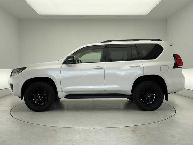 トヨタ ランドクルーザー プラド TX Lパッケージ マットブラED 千葉県 2022(令4)年 1.8万km ホワイトパールクリスタルシャイン トヨタセーフティセンス/クリアランスソナー/プリクラッシュセーフティ/先行車発進通知/オートマチックハイビーム/レーンディパーチャーアラート/レーダークルーズコントロール/ブラインドスポットモニター/サンルーフ/純正ナビ/パノラミックビューモニター/フルセグTV/AM/FM/Bluetooth/ETC/ルーフレール/LEDヘッドライト/オートライト/フォグランプ/レザーシート/パワーシート（D席＋N席）/シートヒーター（D席＋N席）/シートベンチレーション（D席＋N席）/革巻きステアリング/ステアリングスイッチ/純正ドアバイザー/社外フロアマット/プッシュスタート/スマートキー/スペアキー