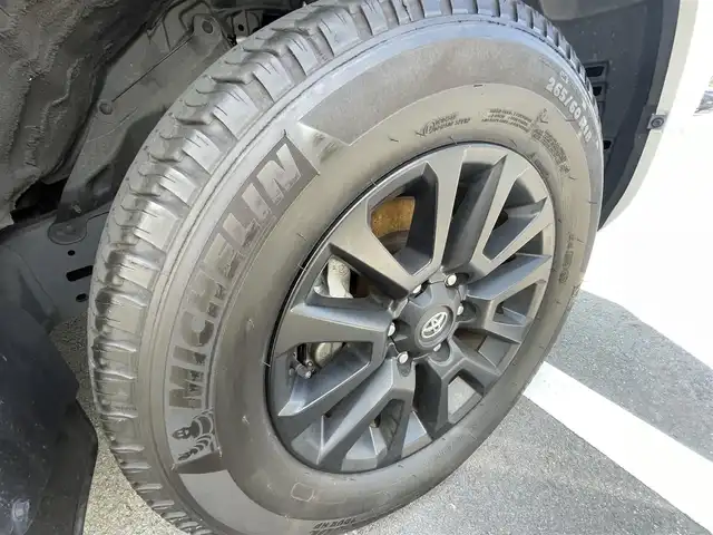 トヨタ ランドクルーザー プラド TX Lパッケージ マットブラED 千葉県 2022(令4)年 1.8万km ホワイトパールクリスタルシャイン トヨタセーフティセンス/クリアランスソナー/プリクラッシュセーフティ/先行車発進通知/オートマチックハイビーム/レーンディパーチャーアラート/レーダークルーズコントロール/ブラインドスポットモニター/サンルーフ/純正ナビ/パノラミックビューモニター/フルセグTV/AM/FM/Bluetooth/ETC/ルーフレール/LEDヘッドライト/オートライト/フォグランプ/レザーシート/パワーシート（D席＋N席）/シートヒーター（D席＋N席）/シートベンチレーション（D席＋N席）/革巻きステアリング/ステアリングスイッチ/純正ドアバイザー/社外フロアマット/プッシュスタート/スマートキー/スペアキー