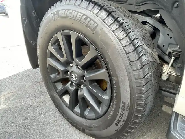 トヨタ ランドクルーザー プラド TX Lパッケージ マットブラED 千葉県 2022(令4)年 1.8万km ホワイトパールクリスタルシャイン トヨタセーフティセンス/クリアランスソナー/プリクラッシュセーフティ/先行車発進通知/オートマチックハイビーム/レーンディパーチャーアラート/レーダークルーズコントロール/ブラインドスポットモニター/サンルーフ/純正ナビ/パノラミックビューモニター/フルセグTV/AM/FM/Bluetooth/ETC/ルーフレール/LEDヘッドライト/オートライト/フォグランプ/レザーシート/パワーシート（D席＋N席）/シートヒーター（D席＋N席）/シートベンチレーション（D席＋N席）/革巻きステアリング/ステアリングスイッチ/純正ドアバイザー/社外フロアマット/プッシュスタート/スマートキー/スペアキー