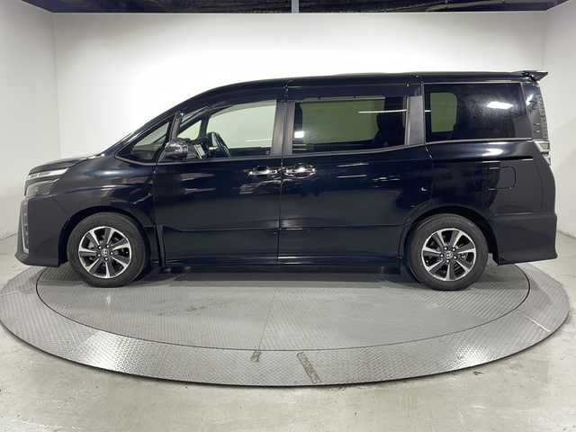 トヨタ ヴォクシー ZS 煌Ⅱ 広島県 2020(令2)年 3.3万km ブラック 純正9型ナビ/純正フリップダウンモニター/両側パワースライドドア/バックカメラ/クリアランスソナー/セーフティセンス/・プリクラッシュセーフティ/・レーンディパーチャーアラート/・オートマチックハイビーム/LEDヘッドランプ/純正16インチAW/ETC2.0