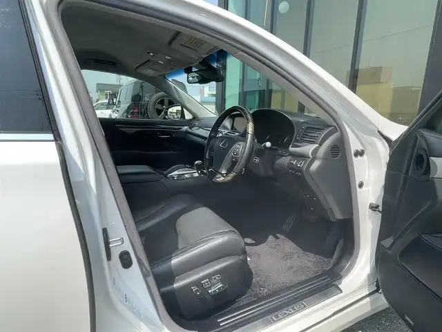レクサス ＬＳ 石川県 2016(平28)年 5.6万km パール ４WD/SD全画面ナビ/BSM/レクサスプレミアムサウンド/シートメモリー/エアシート/両側パワーシート/本革レザーシート/ステアリングスイッチ/ステアリングヒーター/ウッドコンビステアリング/自動防眩式インナーミラー/電格ミラー/ヘッドライトウォッシャー/三眼ヘッドライト/Bluetooth/バックカメラ/前方ドライブレコーダー