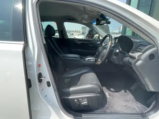 レクサス ＬＳ 石川県 2016(平28)年 5.6万km パール ４WD/SD全画面ナビ/BSM/レクサスプレミアムサウンド/シートメモリー/エアシート/両側パワーシート/本革レザーシート/ステアリングスイッチ/ステアリングヒーター/ウッドコンビステアリング/自動防眩式インナーミラー/電格ミラー/ヘッドライトウォッシャー/三眼ヘッドライト/Bluetooth/バックカメラ/前方ドライブレコーダー