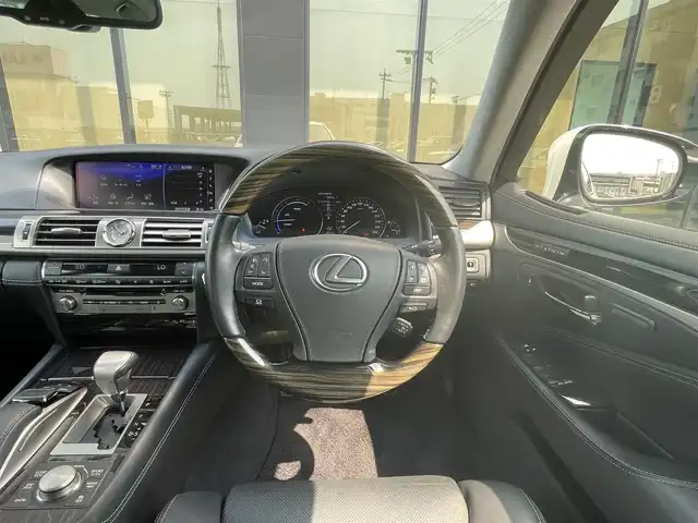 レクサス ＬＳ 石川県 2016(平28)年 5.6万km パール ４WD/SD全画面ナビ/BSM/レクサスプレミアムサウンド/シートメモリー/エアシート/両側パワーシート/本革レザーシート/ステアリングスイッチ/ステアリングヒーター/ウッドコンビステアリング/自動防眩式インナーミラー/電格ミラー/ヘッドライトウォッシャー/三眼ヘッドライト/Bluetooth/バックカメラ/前方ドライブレコーダー