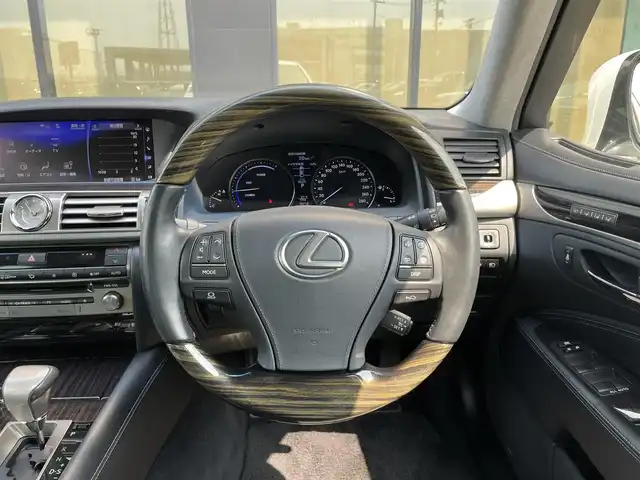 レクサス ＬＳ 石川県 2016(平28)年 5.6万km パール ４WD/SD全画面ナビ/BSM/レクサスプレミアムサウンド/シートメモリー/エアシート/両側パワーシート/本革レザーシート/ステアリングスイッチ/ステアリングヒーター/ウッドコンビステアリング/自動防眩式インナーミラー/電格ミラー/ヘッドライトウォッシャー/三眼ヘッドライト/Bluetooth/バックカメラ/前方ドライブレコーダー