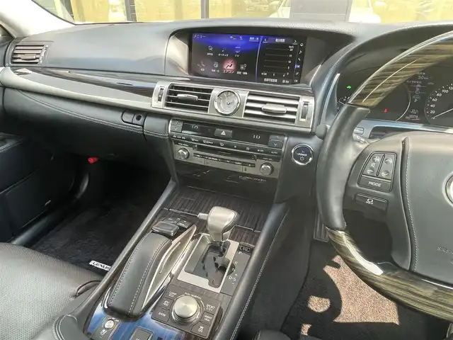 レクサス ＬＳ 石川県 2016(平28)年 5.6万km パール ４WD/SD全画面ナビ/BSM/レクサスプレミアムサウンド/シートメモリー/エアシート/両側パワーシート/本革レザーシート/ステアリングスイッチ/ステアリングヒーター/ウッドコンビステアリング/自動防眩式インナーミラー/電格ミラー/ヘッドライトウォッシャー/三眼ヘッドライト/Bluetooth/バックカメラ/前方ドライブレコーダー