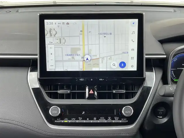 トヨタ カローラ クロス ハイブリッド Z 大阪府 2024(令6)年 0.8万km アティチュードブラックマイカ 純正ディスプレイオーディオ/　ナビ/フルセグTV/　Miracast/AppleCarPlay/Bluetooth/FM/AM/トヨタセーフティセンス/　レーンディパーチャーアラート/　ブラインドスポットモニター/　プリクラッシュセーフティ/　プロアクティブドライビングアシスト/　リアクロストラフィックアラート/　クリアランスソナー/　パーキングサポートブレーキ/　ロードサインアシスト/　オートマチックハイビーム/パワーバックドア/１００Vアクセサリーコンセント/ETC2.0/ハーフレザーシート/前席シートヒーター/革巻きステアリング・ステアリングスイッチ/ルーフレール/オートライト/フォグランプ/ウィンカーミラー/ISOFIX/ヘッドライトレベライザー