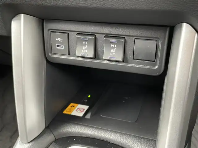 トヨタ カローラ クロス ハイブリッド Z 大阪府 2024(令6)年 0.8万km アティチュードブラックマイカ 純正ディスプレイオーディオ/　ナビ/フルセグTV/　Miracast/AppleCarPlay/Bluetooth/FM/AM/トヨタセーフティセンス/　レーンディパーチャーアラート/　ブラインドスポットモニター/　プリクラッシュセーフティ/　プロアクティブドライビングアシスト/　リアクロストラフィックアラート/　クリアランスソナー/　パーキングサポートブレーキ/　ロードサインアシスト/　オートマチックハイビーム/パワーバックドア/１００Vアクセサリーコンセント/ETC2.0/ハーフレザーシート/前席シートヒーター/革巻きステアリング・ステアリングスイッチ/ルーフレール/オートライト/フォグランプ/ウィンカーミラー/ISOFIX/ヘッドライトレベライザー