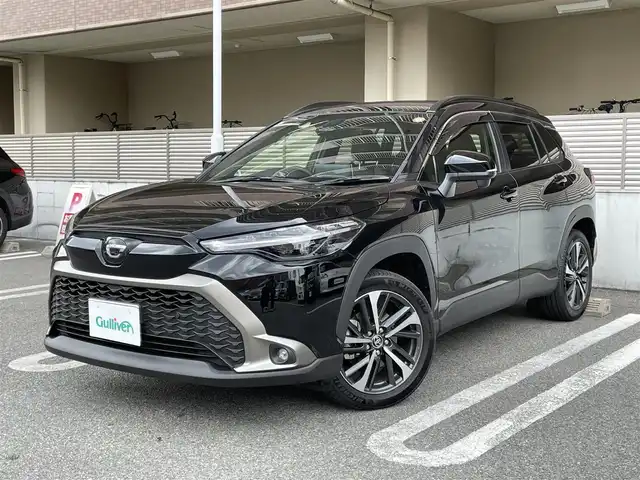 トヨタ カローラ クロス ハイブリッド Z 大阪府 2024(令6)年 0.8万km アティチュードブラックマイカ 純正ディスプレイオーディオ/　ナビ/フルセグTV/　Miracast/AppleCarPlay/Bluetooth/FM/AM/トヨタセーフティセンス/　レーンディパーチャーアラート/　ブラインドスポットモニター/　プリクラッシュセーフティ/　プロアクティブドライビングアシスト/　リアクロストラフィックアラート/　クリアランスソナー/　パーキングサポートブレーキ/　ロードサインアシスト/　オートマチックハイビーム/パワーバックドア/１００Vアクセサリーコンセント/ETC2.0/ハーフレザーシート/前席シートヒーター/革巻きステアリング・ステアリングスイッチ/ルーフレール/オートライト/フォグランプ/ウィンカーミラー/ISOFIX/ヘッドライトレベライザー