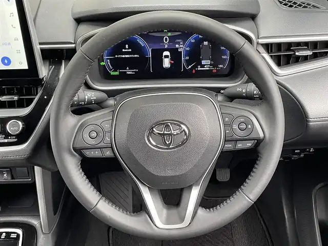 トヨタ カローラ クロス ハイブリッド Z 大阪府 2024(令6)年 0.8万km アティチュードブラックマイカ 純正ディスプレイオーディオ/　ナビ/フルセグTV/　Miracast/AppleCarPlay/Bluetooth/FM/AM/トヨタセーフティセンス/　レーンディパーチャーアラート/　ブラインドスポットモニター/　プリクラッシュセーフティ/　プロアクティブドライビングアシスト/　リアクロストラフィックアラート/　クリアランスソナー/　パーキングサポートブレーキ/　ロードサインアシスト/　オートマチックハイビーム/パワーバックドア/１００Vアクセサリーコンセント/ETC2.0/ハーフレザーシート/前席シートヒーター/革巻きステアリング・ステアリングスイッチ/ルーフレール/オートライト/フォグランプ/ウィンカーミラー/ISOFIX/ヘッドライトレベライザー