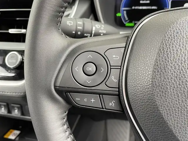 トヨタ カローラ クロス ハイブリッド Z 大阪府 2024(令6)年 0.8万km アティチュードブラックマイカ 純正ディスプレイオーディオ/　ナビ/フルセグTV/　Miracast/AppleCarPlay/Bluetooth/FM/AM/トヨタセーフティセンス/　レーンディパーチャーアラート/　ブラインドスポットモニター/　プリクラッシュセーフティ/　プロアクティブドライビングアシスト/　リアクロストラフィックアラート/　クリアランスソナー/　パーキングサポートブレーキ/　ロードサインアシスト/　オートマチックハイビーム/パワーバックドア/１００Vアクセサリーコンセント/ETC2.0/ハーフレザーシート/前席シートヒーター/革巻きステアリング・ステアリングスイッチ/ルーフレール/オートライト/フォグランプ/ウィンカーミラー/ISOFIX/ヘッドライトレベライザー