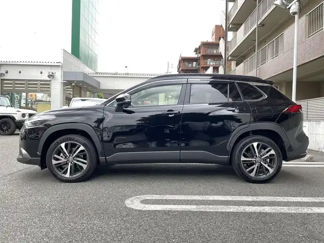 トヨタ カローラ クロス ハイブリッド Z 大阪府 2024(令6)年 0.8万km アティチュードブラックマイカ 純正ディスプレイオーディオ/　ナビ/フルセグTV/　Miracast/AppleCarPlay/Bluetooth/FM/AM/トヨタセーフティセンス/　レーンディパーチャーアラート/　ブラインドスポットモニター/　プリクラッシュセーフティ/　プロアクティブドライビングアシスト/　リアクロストラフィックアラート/　クリアランスソナー/　パーキングサポートブレーキ/　ロードサインアシスト/　オートマチックハイビーム/パワーバックドア/１００Vアクセサリーコンセント/ETC2.0/ハーフレザーシート/前席シートヒーター/革巻きステアリング・ステアリングスイッチ/ルーフレール/オートライト/フォグランプ/ウィンカーミラー/ISOFIX/ヘッドライトレベライザー