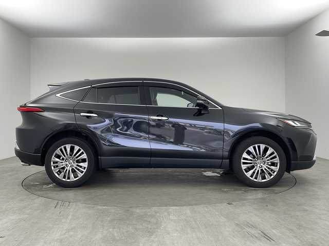 トヨタ ハリアー Z レザーパッケージ 兵庫県 2022(令4)年 1.9万km プレシャスブラックパール ・ワンオーナー車/・純正12.3インチディスプレイオーディオ&Bluetooth&USB接続&TV&Miracast/・パノラミックビューモニター/・ビルドインETC2.0/・JBLプレミアムサウンド/・Toyota Safety Sense/・プリクラッシュセーフティ/・レーンディパーチャーアラート/・オートマチックハイビーム/・先行車発進告知機能/・パーキングサポートブレーキ（前後方静止物）/・車両接近通報装置/・ブラインドスポットモニター/・パノラマルーフ/・パワーバックドア/・純正フロアマット/・前席パワーシート/・レザーシート/・前席シートヒーター/・前席エアシート/・ステアリングヒーター/・ステアリングスイッチ/・デジタルインナーミラー/・純正19インチアルミホイール/・ABS/・横滑り防止機能/・前後コーナーセンサー/・LEDオートライト/・W＋サイドエアバック