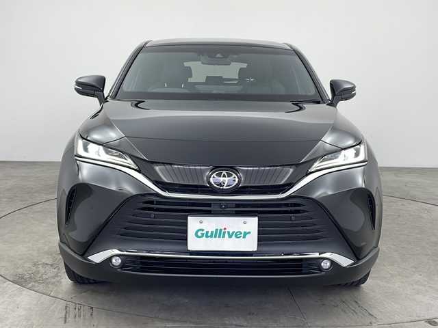 トヨタ ハリアー Z レザーパッケージ 兵庫県 2022(令4)年 1.9万km プレシャスブラックパール ・ワンオーナー車/・純正12.3インチディスプレイオーディオ&Bluetooth&USB接続&TV&Miracast/・パノラミックビューモニター/・ビルドインETC2.0/・JBLプレミアムサウンド/・Toyota Safety Sense/・プリクラッシュセーフティ/・レーンディパーチャーアラート/・オートマチックハイビーム/・先行車発進告知機能/・パーキングサポートブレーキ（前後方静止物）/・車両接近通報装置/・ブラインドスポットモニター/・パノラマルーフ/・パワーバックドア/・純正フロアマット/・前席パワーシート/・レザーシート/・前席シートヒーター/・前席エアシート/・ステアリングヒーター/・ステアリングスイッチ/・デジタルインナーミラー/・純正19インチアルミホイール/・ABS/・横滑り防止機能/・前後コーナーセンサー/・LEDオートライト/・W＋サイドエアバック
