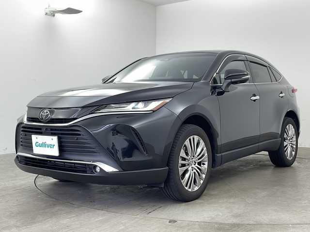 トヨタ ハリアー Z レザーパッケージ 兵庫県 2022(令4)年 1.9万km プレシャスブラックパール ・ワンオーナー車/・純正12.3インチディスプレイオーディオ&Bluetooth&USB接続&TV&Miracast/・パノラミックビューモニター/・ビルドインETC2.0/・JBLプレミアムサウンド/・Toyota Safety Sense/・プリクラッシュセーフティ/・レーンディパーチャーアラート/・オートマチックハイビーム/・先行車発進告知機能/・パーキングサポートブレーキ（前後方静止物）/・車両接近通報装置/・ブラインドスポットモニター/・パノラマルーフ/・パワーバックドア/・純正フロアマット/・前席パワーシート/・レザーシート/・前席シートヒーター/・前席エアシート/・ステアリングヒーター/・ステアリングスイッチ/・デジタルインナーミラー/・純正19インチアルミホイール/・ABS/・横滑り防止機能/・前後コーナーセンサー/・LEDオートライト/・W＋サイドエアバック