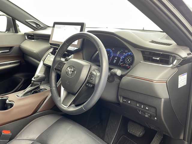 トヨタ ハリアー Z レザーパッケージ 兵庫県 2022(令4)年 1.9万km プレシャスブラックパール ・ワンオーナー車/・純正12.3インチディスプレイオーディオ&Bluetooth&USB接続&TV&Miracast/・パノラミックビューモニター/・ビルドインETC2.0/・JBLプレミアムサウンド/・Toyota Safety Sense/・プリクラッシュセーフティ/・レーンディパーチャーアラート/・オートマチックハイビーム/・先行車発進告知機能/・パーキングサポートブレーキ（前後方静止物）/・車両接近通報装置/・ブラインドスポットモニター/・パノラマルーフ/・パワーバックドア/・純正フロアマット/・前席パワーシート/・レザーシート/・前席シートヒーター/・前席エアシート/・ステアリングヒーター/・ステアリングスイッチ/・デジタルインナーミラー/・純正19インチアルミホイール/・ABS/・横滑り防止機能/・前後コーナーセンサー/・LEDオートライト/・W＋サイドエアバック