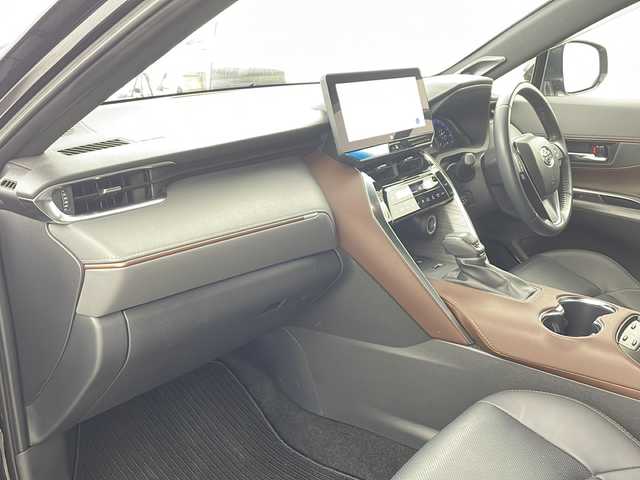 トヨタ ハリアー Z レザーパッケージ 兵庫県 2022(令4)年 1.9万km プレシャスブラックパール ・ワンオーナー車/・純正12.3インチディスプレイオーディオ&Bluetooth&USB接続&TV&Miracast/・パノラミックビューモニター/・ビルドインETC2.0/・JBLプレミアムサウンド/・Toyota Safety Sense/・プリクラッシュセーフティ/・レーンディパーチャーアラート/・オートマチックハイビーム/・先行車発進告知機能/・パーキングサポートブレーキ（前後方静止物）/・車両接近通報装置/・ブラインドスポットモニター/・パノラマルーフ/・パワーバックドア/・純正フロアマット/・前席パワーシート/・レザーシート/・前席シートヒーター/・前席エアシート/・ステアリングヒーター/・ステアリングスイッチ/・デジタルインナーミラー/・純正19インチアルミホイール/・ABS/・横滑り防止機能/・前後コーナーセンサー/・LEDオートライト/・W＋サイドエアバック