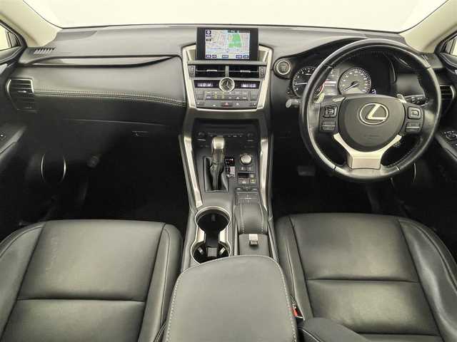 レクサス ＮＸ 200t Iパッケージ 福岡県 2015(平27)年 8.6万km ソニッククォーツ サンルーフ　/純正ナビ（ＢＴ，フルセグＴＶ）　/バックカメラ　/ビルトインＥＴＣ　/レーダークルーズコントロール　/衝突被害軽減ブレーキ　/パドルシフト　/ステアリングヒーター　/シートヒーター　/本革レザーシート/パワーシート　/ＬＥＤヘッドライト