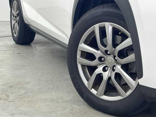 レクサス ＮＸ 200t Iパッケージ 福岡県 2015(平27)年 8.6万km ソニッククォーツ サンルーフ　/純正ナビ（ＢＴ，フルセグＴＶ）　/バックカメラ　/ビルトインＥＴＣ　/レーダークルーズコントロール　/衝突被害軽減ブレーキ　/パドルシフト　/ステアリングヒーター　/シートヒーター　/本革レザーシート/パワーシート　/ＬＥＤヘッドライト