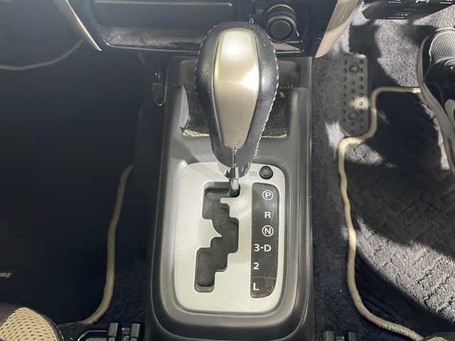 スズキ ジムニー ランドベンチャー 沖縄県 2017(平29)年 3.6万km クールカーキPM 禁煙車　/社外ナビ[KXM-E502]/（フルセグＴＶ　ＣＤ　ＤＶＤ　Ｂｌｕｅｔｏｏｔｈ）/バックカメラ　/ハーフレザーシート　/ＥＴＣ　/キーレスキー　/スペアキー　/背面タイヤ　/ステアリングスイッチ　/電動格納ミラー