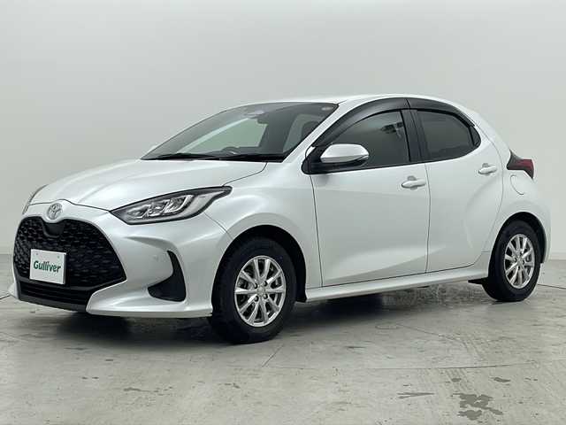 トヨタ ヤリス ハイブリッド G 宮城県 2024(令6)年 4.3万km プラチナホワイトパールマイカ ワンオーナー/三眼LEDヘッドライト/トヨタセーフティセンス/・プリクラッシュセーフティ/・レーントレーシングアシスト/・レーダークルーズコントロール/・オートハイビーム/・クリアランスソナー/・パーキングサポートブレーキ/純正ディスプレイオーディオナビ/・BT.USB.Miracast.HDMI/フルセグTV/バックカメラ/アイドリングストップ/横滑り防止装置/ステアリングスイッチ/ビルトインETC/プッシュスタート/スマートキー/社外14インチアルミホイール/純正フロアマット/純正ホイールキャップ付夏タイヤ積込