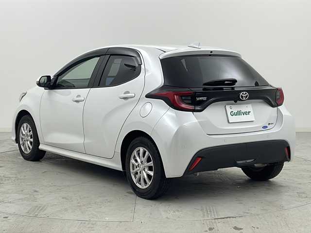 トヨタ ヤリス ハイブリッド G 宮城県 2024(令6)年 4.3万km プラチナホワイトパールマイカ ワンオーナー/三眼LEDヘッドライト/トヨタセーフティセンス/・プリクラッシュセーフティ/・レーントレーシングアシスト/・レーダークルーズコントロール/・オートハイビーム/・クリアランスソナー/・パーキングサポートブレーキ/純正ディスプレイオーディオナビ/・BT.USB.Miracast.HDMI/フルセグTV/バックカメラ/アイドリングストップ/横滑り防止装置/ステアリングスイッチ/ビルトインETC/プッシュスタート/スマートキー/社外14インチアルミホイール/純正フロアマット/純正ホイールキャップ付夏タイヤ積込