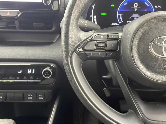 トヨタ ヤリス ハイブリッド G 宮城県 2024(令6)年 4.3万km プラチナホワイトパールマイカ ワンオーナー/三眼LEDヘッドライト/トヨタセーフティセンス/・プリクラッシュセーフティ/・レーントレーシングアシスト/・レーダークルーズコントロール/・オートハイビーム/・クリアランスソナー/・パーキングサポートブレーキ/純正ディスプレイオーディオナビ/・BT.USB.Miracast.HDMI/フルセグTV/バックカメラ/アイドリングストップ/横滑り防止装置/ステアリングスイッチ/ビルトインETC/プッシュスタート/スマートキー/社外14インチアルミホイール/純正フロアマット/純正ホイールキャップ付夏タイヤ積込