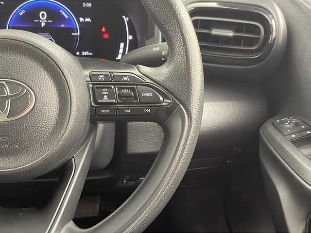 トヨタ ヤリス ハイブリッド G 宮城県 2024(令6)年 4.3万km プラチナホワイトパールマイカ ワンオーナー/三眼LEDヘッドライト/トヨタセーフティセンス/・プリクラッシュセーフティ/・レーントレーシングアシスト/・レーダークルーズコントロール/・オートハイビーム/・クリアランスソナー/・パーキングサポートブレーキ/純正ディスプレイオーディオナビ/・BT.USB.Miracast.HDMI/フルセグTV/バックカメラ/アイドリングストップ/横滑り防止装置/ステアリングスイッチ/ビルトインETC/プッシュスタート/スマートキー/社外14インチアルミホイール/純正フロアマット/純正ホイールキャップ付夏タイヤ積込