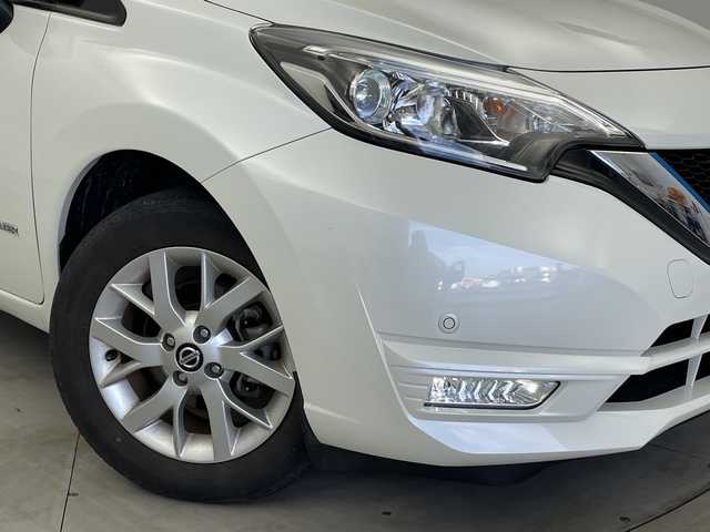 日産 ノート e－パワー X 新潟県 2019(令1)年 6.8万km ブリリアントホワイトパール ディーラー純正メモリナビ/(MM319D-W)/(CD.DVD.SD.フルセグ.Bluetooth)/アラウンドビューモニター/ナビ連動ドライブレコーダー/エマージェンシーブレーキ/レーンキープアシスト/ステアリングリモコン/LEDオートライト/フォグランプ/デジタルインナーミラー/エコモード/電動格納ウィンカーミラー/プッシュスタート/スマートキー×2/純正フロアマット