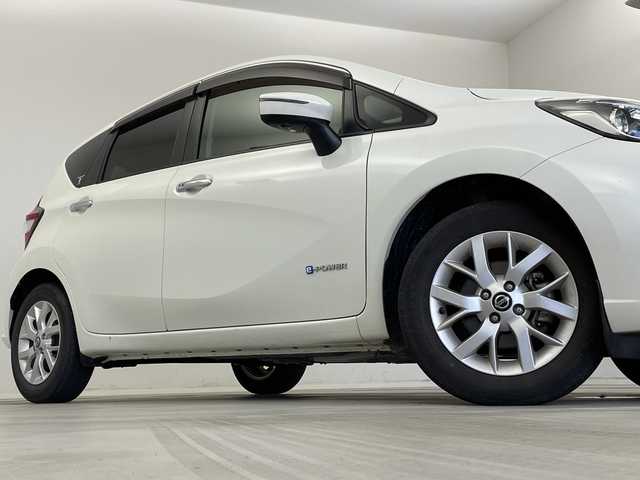日産 ノート e－パワー X 新潟県 2019(令1)年 6.8万km ブリリアントホワイトパール ディーラー純正メモリナビ/(MM319D-W)/(CD.DVD.SD.フルセグ.Bluetooth)/アラウンドビューモニター/ナビ連動ドライブレコーダー/エマージェンシーブレーキ/レーンキープアシスト/ステアリングリモコン/LEDオートライト/フォグランプ/デジタルインナーミラー/エコモード/電動格納ウィンカーミラー/プッシュスタート/スマートキー×2/純正フロアマット