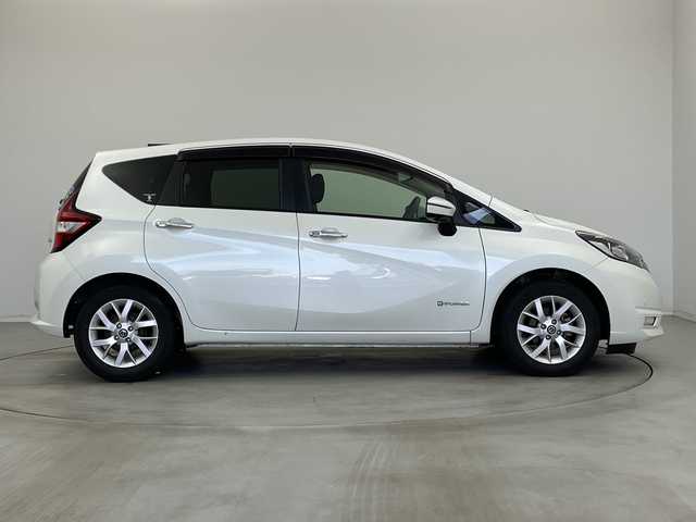 日産 ノート e－パワー X 新潟県 2019(令1)年 6.8万km ブリリアントホワイトパール ディーラー純正メモリナビ/(MM319D-W)/(CD.DVD.SD.フルセグ.Bluetooth)/アラウンドビューモニター/ナビ連動ドライブレコーダー/エマージェンシーブレーキ/レーンキープアシスト/ステアリングリモコン/LEDオートライト/フォグランプ/デジタルインナーミラー/エコモード/電動格納ウィンカーミラー/プッシュスタート/スマートキー×2/純正フロアマット